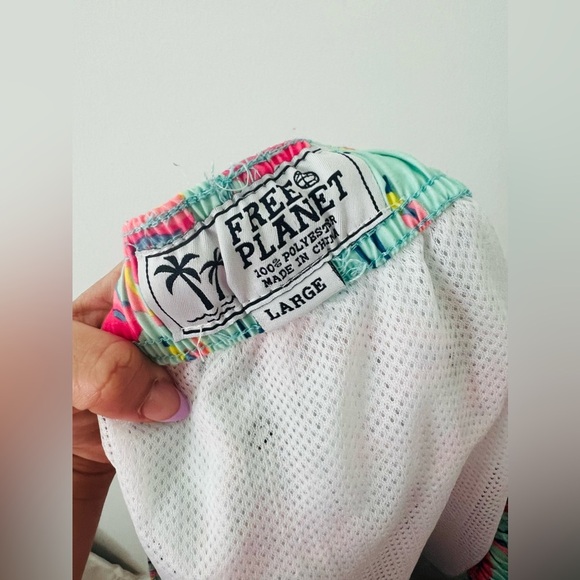 🏝️✨FREE PLANET MENS SWIM TRUNK - SIZE L✨🏝️ - Picture 3 of 4